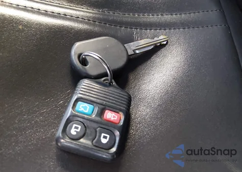 2010 Lincoln Town Car Signature Limited from USA, damaged, VIN 2LNBL8CV2AX627982